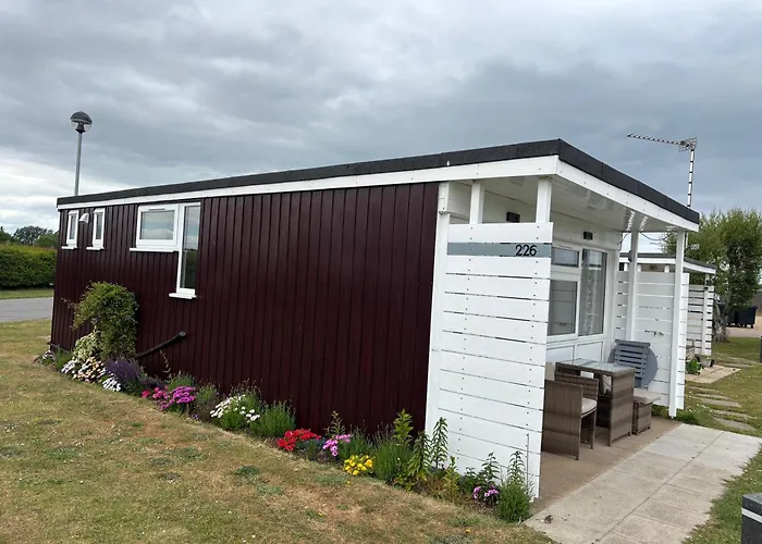 226, Sundowner Holiday Park, Hemsby - Two Bed Detached Chalet, Sleeps Four, Bed Linen And Towels Included Plus Free Wifi - Pets Welcome