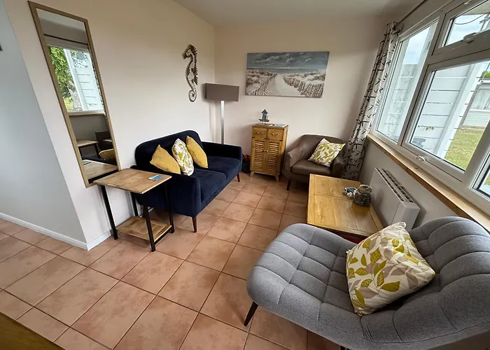 226, Sundowner Holiday Park, Hemsby - Two Bed Detached Chalet, Sleeps Four, Bed Linen And Towels Included Plus Free Wifi - Pets Welcome