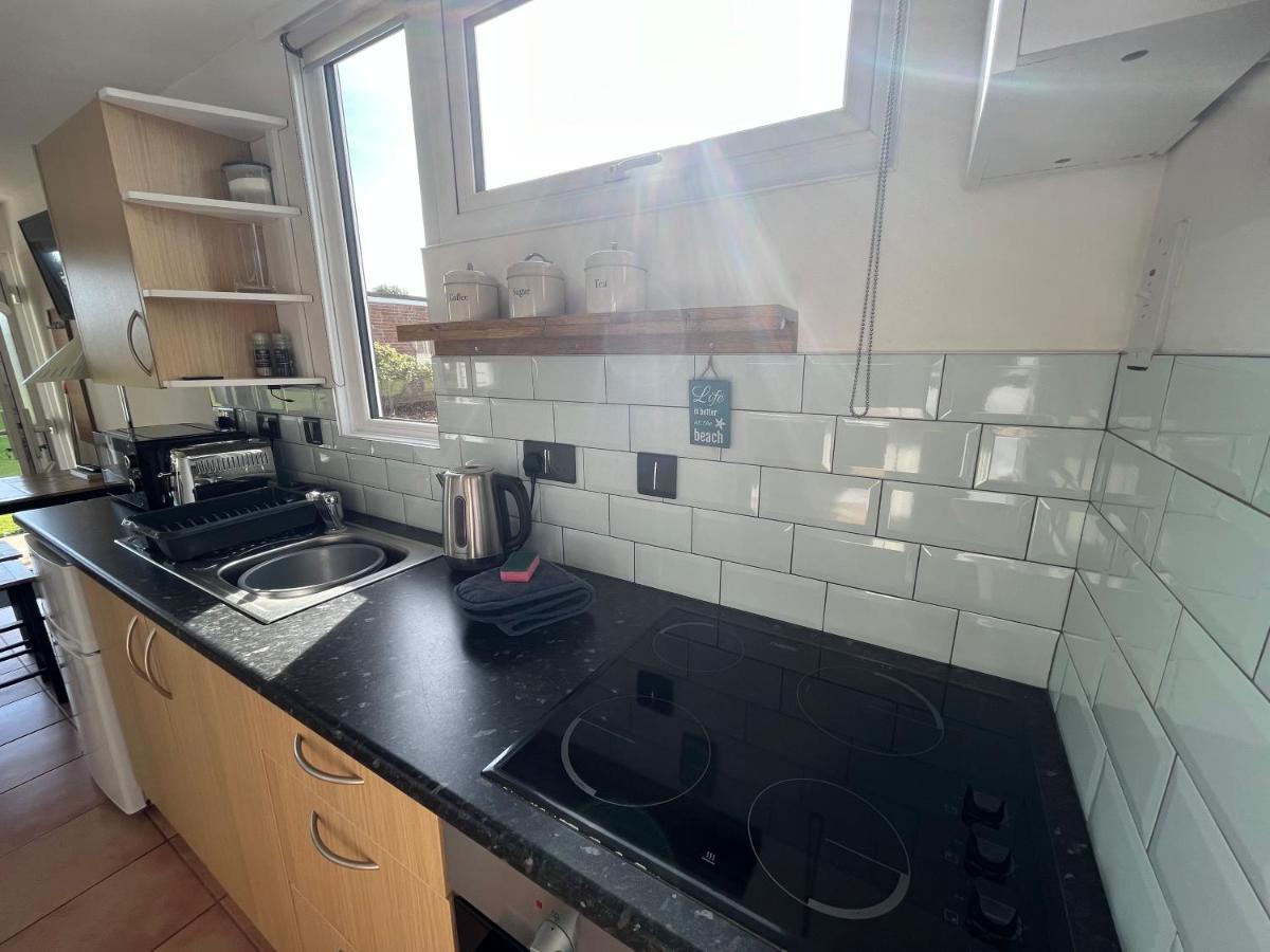 226, Sundowner Park, - Two Bed Detached Chalet, Sleeps Four, Bed Linen And Towels Included Free Wifi - Pets Welcome * Hemsby