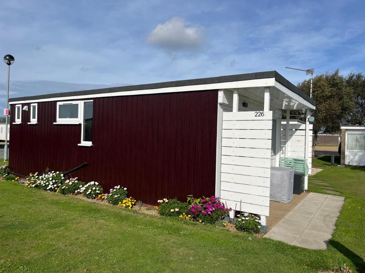226, Sundowner Park, - Two Bed Detached Chalet, Sleeps Four, Bed Linen And Towels Included Free Wifi - Pets Welcome Chalet Hemsby