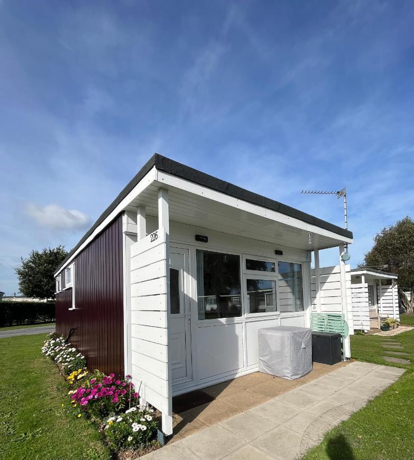 226, Sundowner Park, - Two Bed Detached Chalet, Sleeps Four, Bed Linen And Towels Included Free Wifi - Pets Welcome Chalet