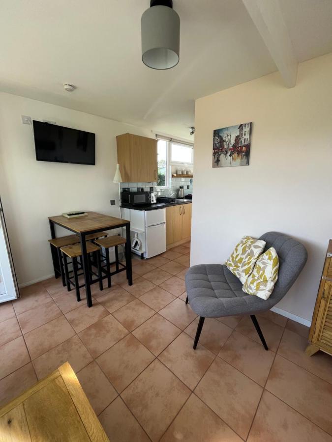 226, Sundowner Park, - Two Bed Detached Chalet, Sleeps Four, Bed Linen And Towels Included Free Wifi - Pets Welcome Chalet *