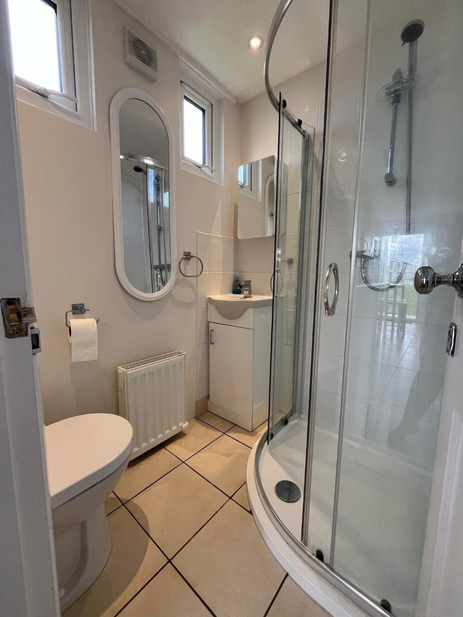 226, Sundowner Park, - Two Bed Detached Chalet, Sleeps Four, Bed Linen And Towels Included Free Wifi - Pets Welcome *