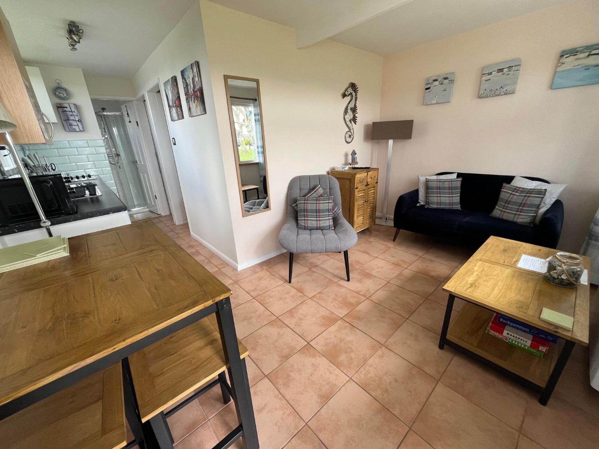 226, Sundowner Park, - Two Bed Detached Chalet, Sleeps Four, Bed Linen And Towels Included Free Wifi - Pets Welcome Chalet *