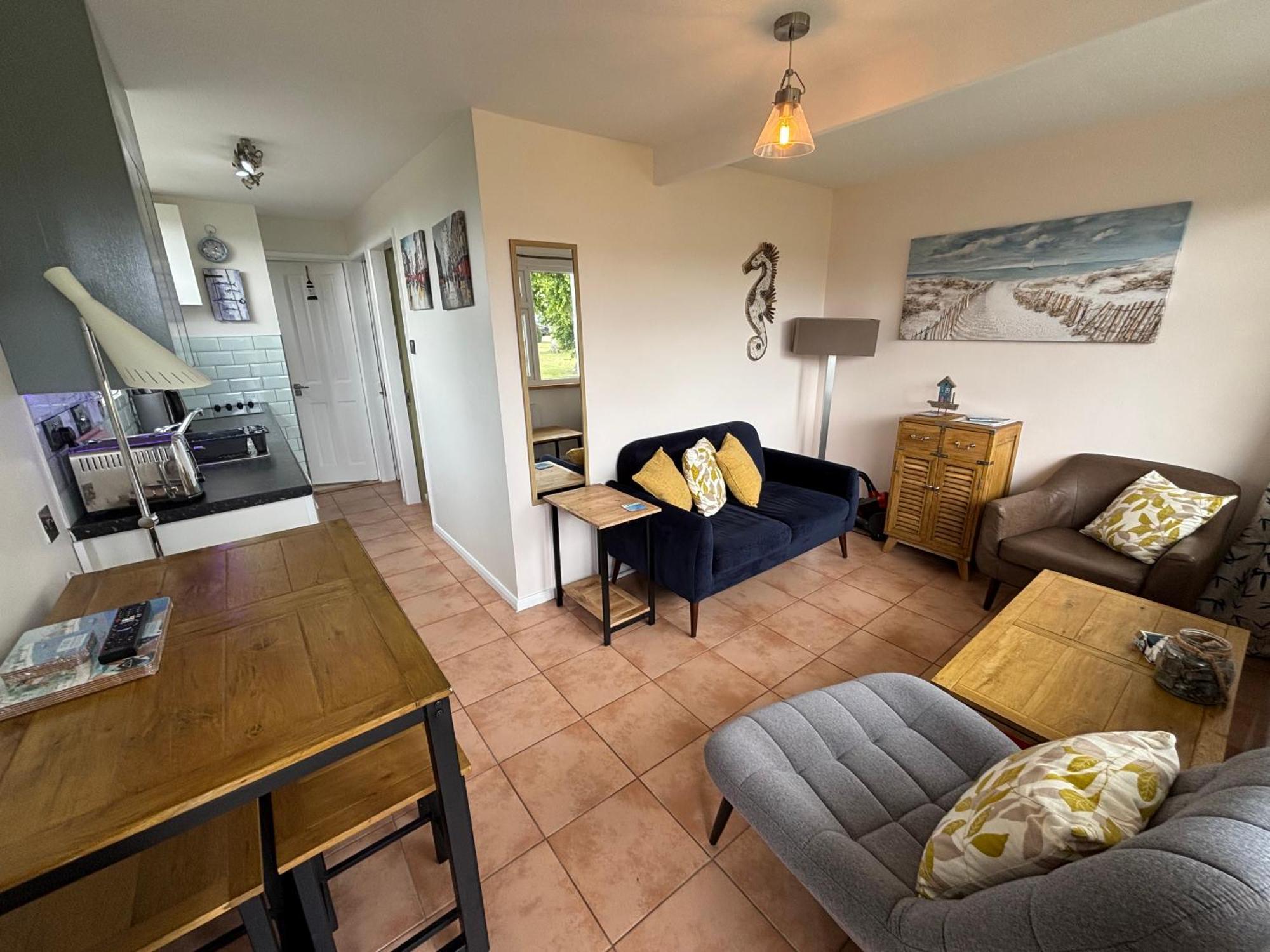226, Sundowner Park, - Two Bed Detached Chalet, Sleeps Four, Bed Linen And Towels Included Free Wifi - Pets Welcome Chalet Hemsby