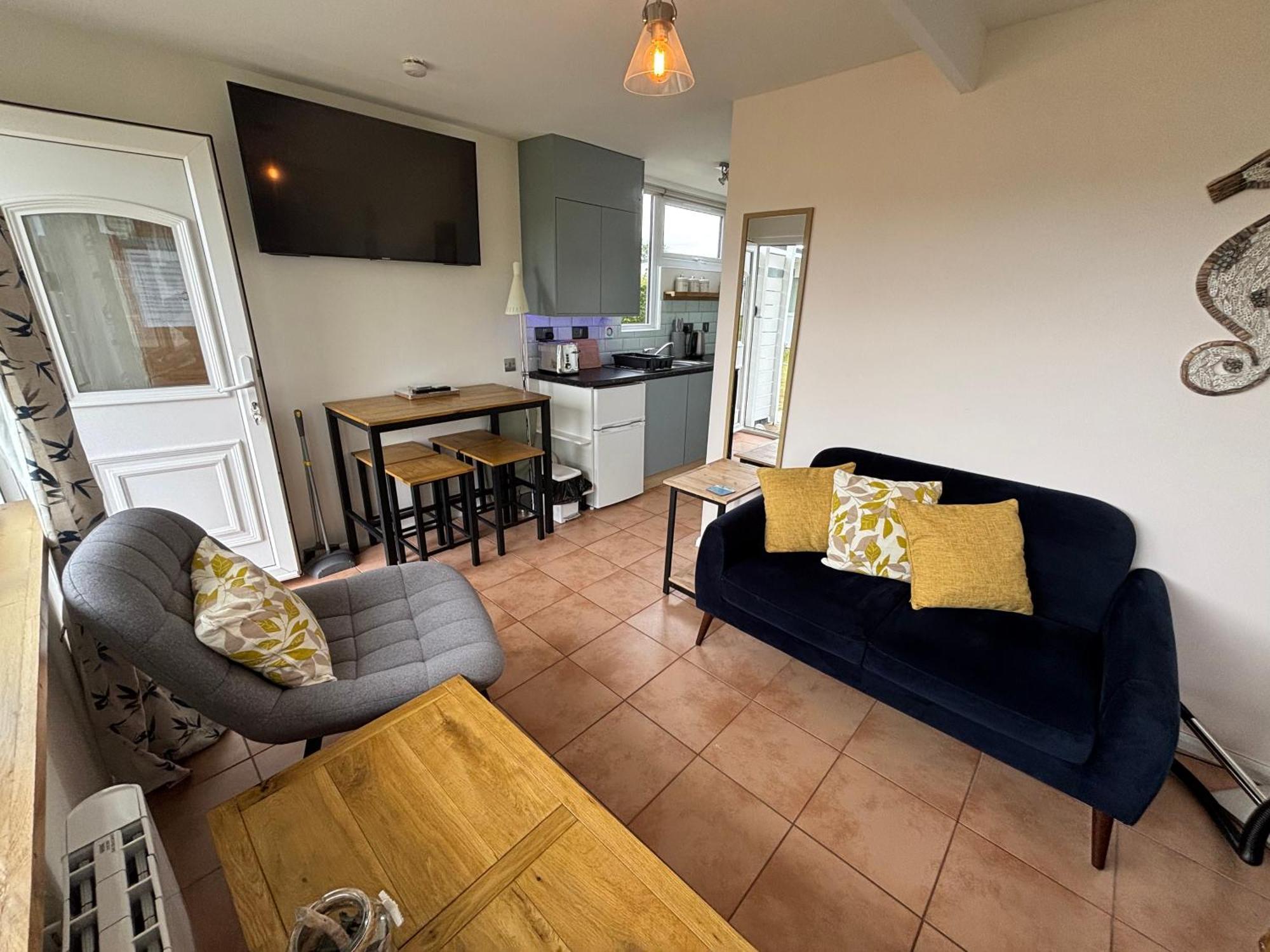 Chalet 226, Sundowner Park, - Two Bed Detached Chalet, Sleeps Four, Bed Linen And Towels Included Free Wifi - Pets Welcome Hemsby