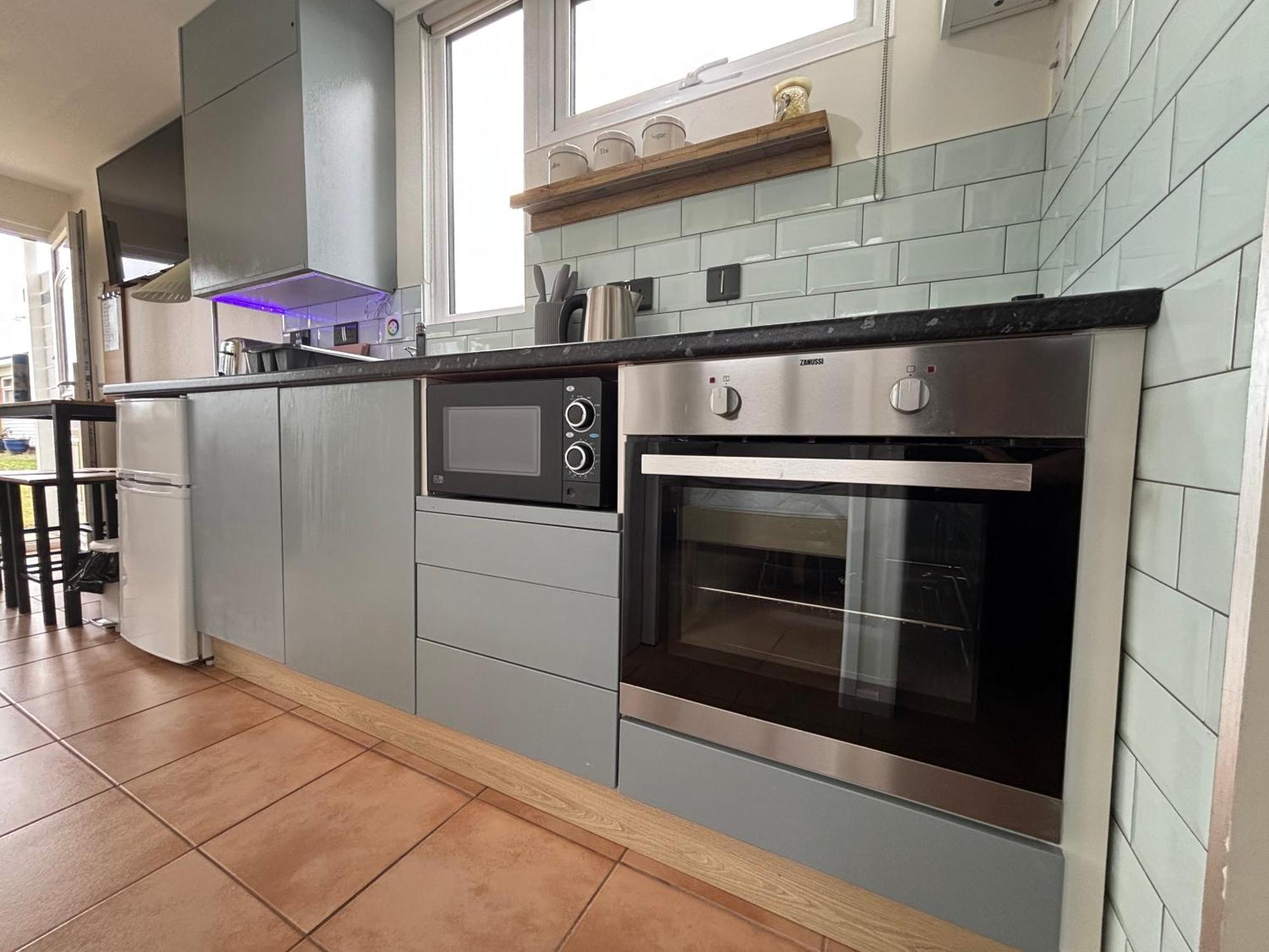 226, Sundowner Park, - Two Bed Detached Chalet, Sleeps Four, Bed Linen And Towels Included Free Wifi - Pets Welcome Chalet